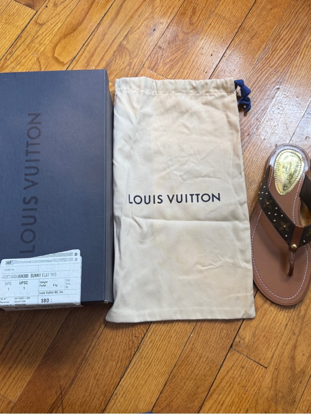 LOUIS VUITTON
Monogram Sunny Flat Thong Sandal - Picture 6 of 6